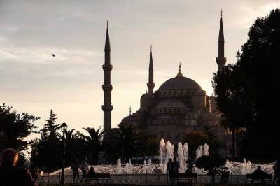 Власти Турции объявили в стране полный локдаун