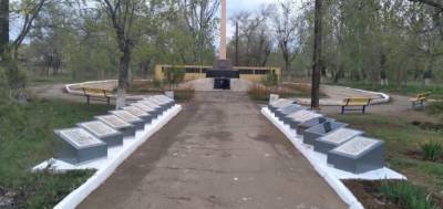 В селе Сасыколи восстановили разбитые школьниками плиты с именами погибших на Великой Отечественной войне односельчан