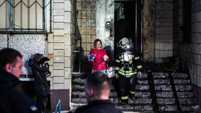 Спустила детей через окно: В Киеве на Воскресенке произошел страшный пожар – фото