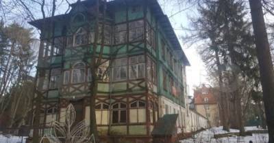 В Светлогорске за 60 млн рублей продают столетний дом