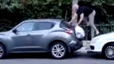 Видео: житель Хайфы запрыгнул на крышу авто, спасаясь от огромного кабана