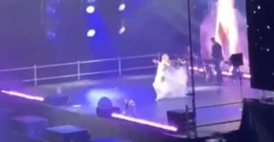 Полина Гагарина замерла от боли, вывихнув плечо прямо на концерте — видео