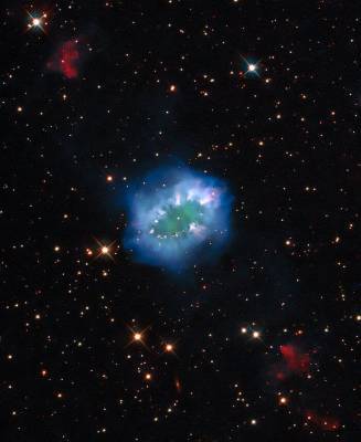 Фотофакт. Телескоп Hubble сфотографировал сказочно красивую туманность «Ожерелье»