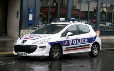 Под Парижем вандалы разбили полицейские авто и размазали по ним краску