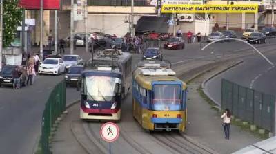В Киеве из-за схода с рельсов скоростного трамвая образовался затор
