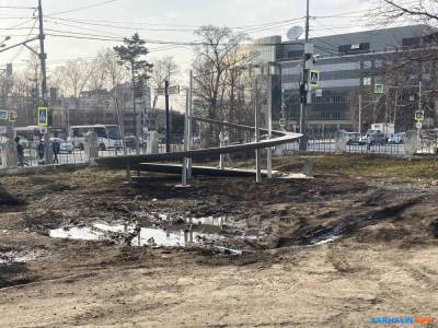 В Южно-Сахалинске арт-объект полгода стоит в грязи