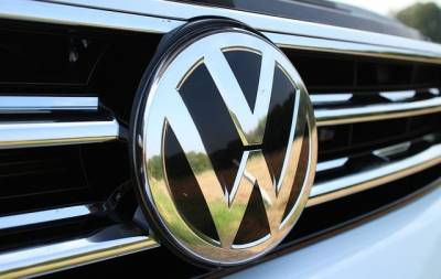 Новая компоновка салона и панорамная крыша: Volkswagen раскрыл детали нового Multivan