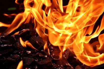 Хабаровские пожарные ликвидировали возгорание в деревянном бараке