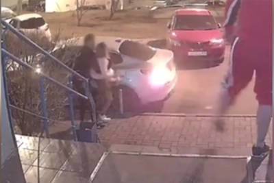 В Красноярске двое мужчин затолкали девушку в машину и увезли