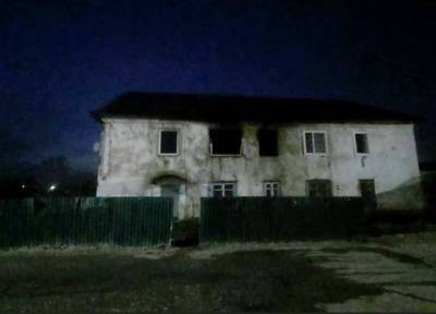Мать вышла куда-то на пять минут: в Хакасии на пожаре в бараке погибли трое детей