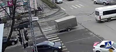 Микроавтобус потерял прицеп на оживленном перекрестке в Петрозаводске (ВИДЕО)