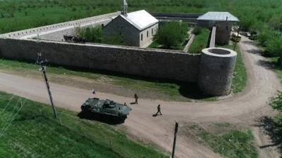 В Нагорном Карабахе миротворцы помогли паломникам из Степанакерта