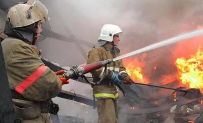 В Тюменской области загорелся деревянный дом: мужчина получил ожоги
