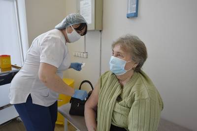В Москве стартовала программа поощрения пожилых горожан, сделавших прививку от COVID-19