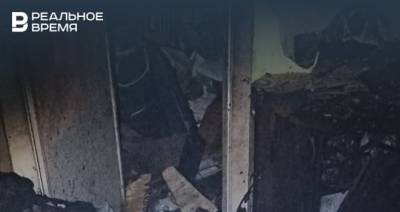 В ночном пожаре в пятиэтажке в Казани погибла женщина