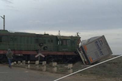 В Астрахани поезд протаранил грузовик