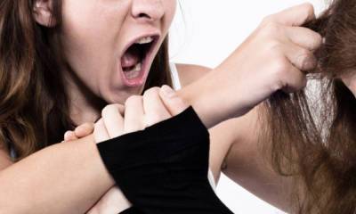 В карельском городе девушка вырвала клок волос у посетительницы бара