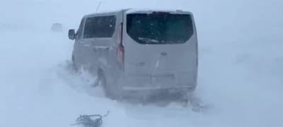 Рыбаки из Карелии застряли в снегу под Териберкой (ВИДЕО)