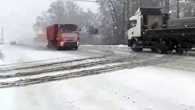 В Ленинградской области выпал снег — замело дороги, тротуары, газоны