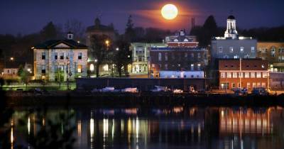 Прошлой ночью на небе сошла гигантская "розовая луна": фото (4 фото) - tsn.ua