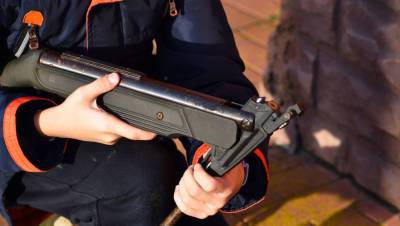 В Приморье пенсионер открыл стрельбу из пневматики по подросткам