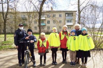Школьникам из Новосокольников рассказали о важности быть заметными на дороге