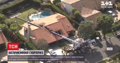 В Калифорнии строительный кран упал на крышу дома