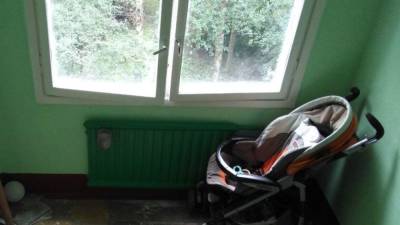 Неизвестные в Красноярске залили уксусом коляску младенца