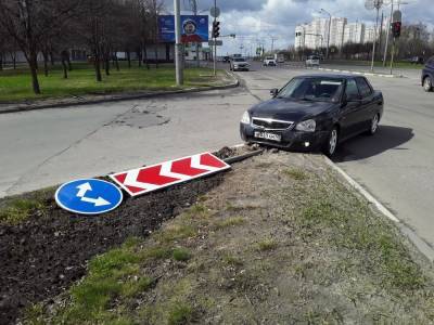 Легковушка снесла дорожный знак на улице Московской