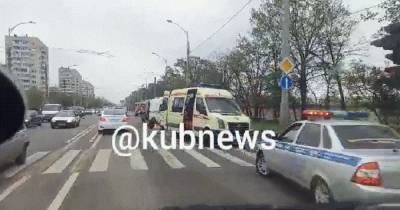 Момент жесткого ДТП в Краснодаре, где погиб мотоциклист, попал на видео
