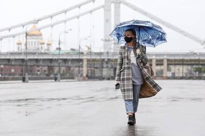 «Тепло нам будет только сниться»: москвичам посоветовали не ждать хорошей погоды и готовиться к затяжным дождям