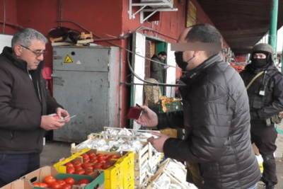 Брянские полицейские провели рейд на рынке в Толмачево