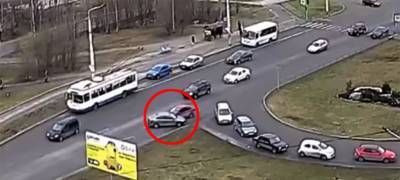 Водитель на легковом автомобиле, пытавшийся уйти налево, получил удар в бок (ВИДЕО)