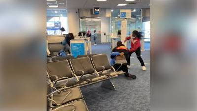 Пассажиры устроили безобразную драку в аэропорту Майами из-за мест. Видео