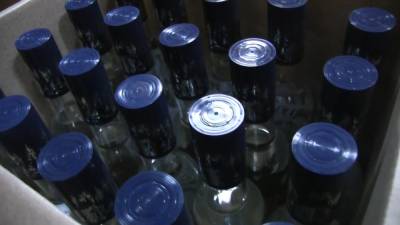 Более 100 бутылок с сомнительным алкоголем изъяли из магазина в Сормове