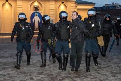 Полиция Петербурга заявила о законности использования шокеров на митингах