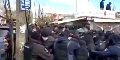 В Киеве во время сноса МАФов между предпринимателями и полицией произошла стычка — видео