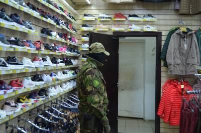 Полиция, спецназ и ФСБ изъяли в торговом центре Твери крупную партию контрафакта