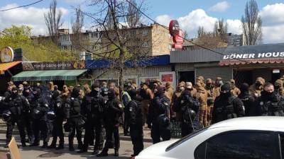Сносят МАФы на левом берегу: в Киеве начались столкновения с полицией – видео