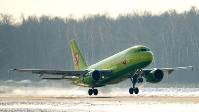 Самолет рейсом до Новосибирска сел в Братске из-за подозрения на инсульт у пассажира