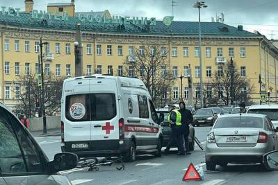 Автомобиль сбил велосипедиста в центре Санкт-Петербурга
