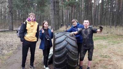 Участники «Чистых игр» нашли в лесополосе в Торжке Тверской области огромную покрышку