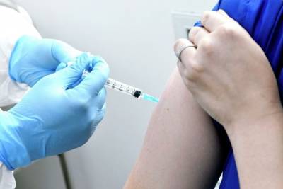 Украинцы начали получать вторую дозу вакцины AstraZeneca от COVID-19
