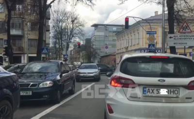 "Всё стоит": в центре Харькова перекрыли важную улицу, кадры транспортного коллапса
