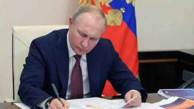 Путин подписал указ о награждении четверых медиков из ЯНАО
