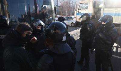 К зданию Мосгорсуда стянули автозаки перед заседанием по делу ФБК