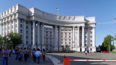 Российский консул должен покинуть Украину до конца апреля