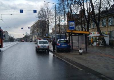 В Смоленске иномарка врезалась в трамвайную остановку