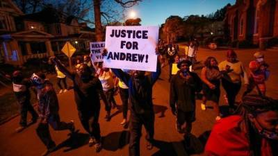 Жестокое убийство чернокожего в Небраске грозит вновь взорвать общество в США