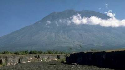 Россияне сняли вирусный порно-ролик на вершине священного вулкана на Бали